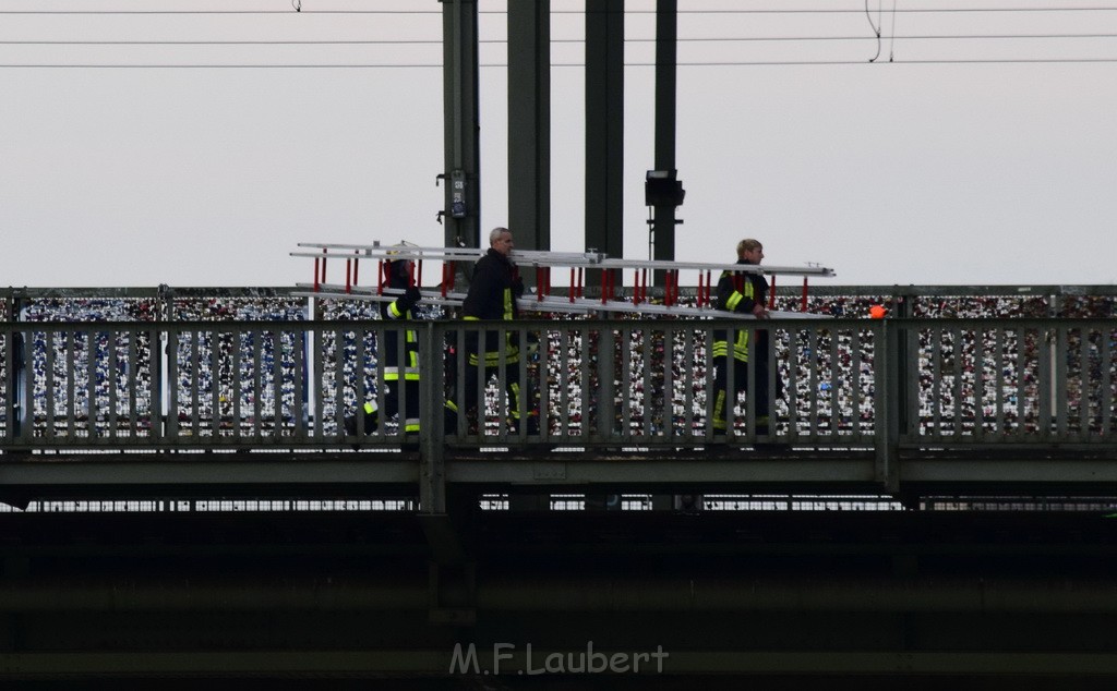 PSpringt kein Suizid Brueckenspringer Koeln Hohenzollernbruecke P265.JPG - Miklos Laubert